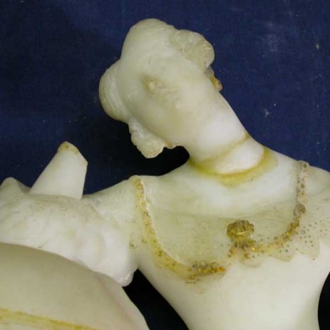 Orologio in alabastro con figura di dama seduta, fase del processo di restauro - alabaster clock with  figure of a lady sitting on; step of the restoration process