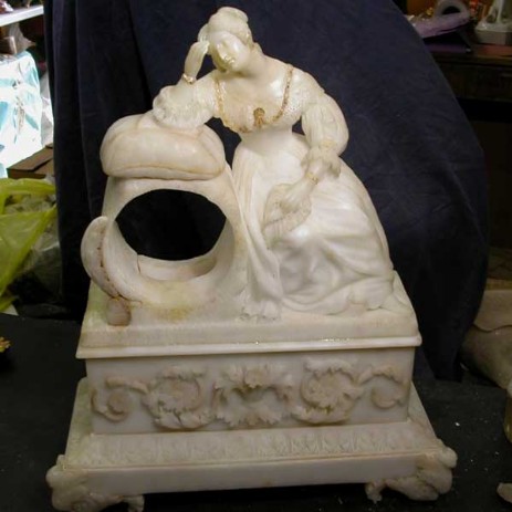 Orologio in alabastro con figura di dama seduta, fase del processo di restauro - alabaster clock with  figure of a lady sitting on; step of the restoration process