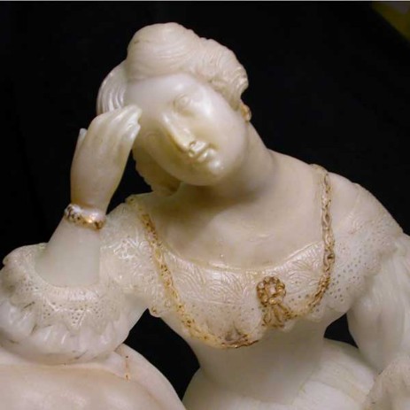 Orologio in alabastro con figura di dama seduta, fase del processo di restauro - alabaster clock with  figure of a lady sitting on; step of the restoration process