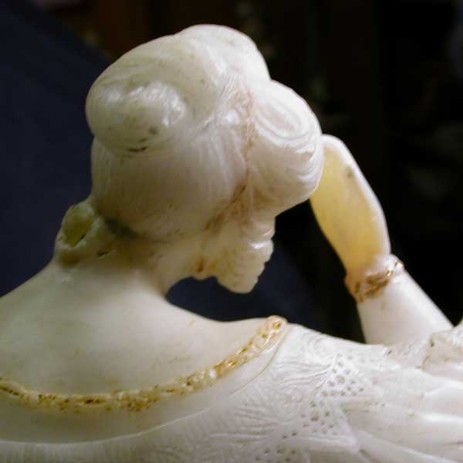 Orologio in alabastro con figura di dama seduta, fase del processo di restauro - alabaster clock with  figure of a lady sitting on; step of the restoration process