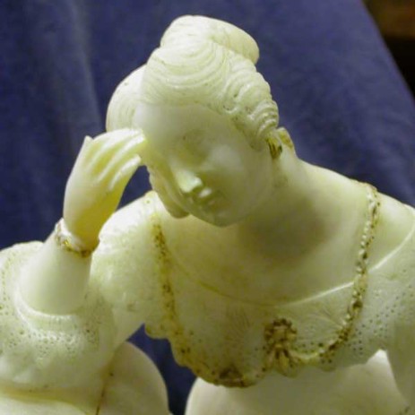 Orologio in alabastro con figura di dama seduta, fase del processo di restauro - alabaster clock with  figure of a lady sitting on; step of the restoration process