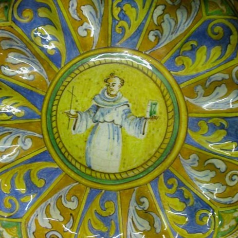 Restauro alzatina in maiolica con girali e clipeo centrale con figura di santo, fase dell'intervento; tipologia di restauro: mimetico antiquariale - Restoration riser in majolica with plant volutes and clypeus with central figure of a saint, step the intervention, type of restoration: invisible