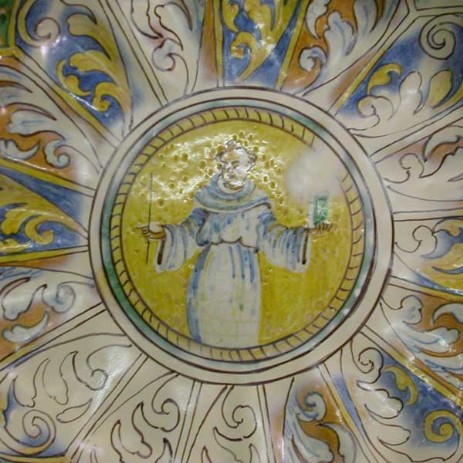Restauro alzatina in maiolica con girali e clipeo centrale con figura di santo, fase dell'intervento; tipologia di restauro: mimetico antiquariale - Restoration riser in majolica with plant volutes and clypeus with central figure of a saint, step the intervention, type of restoration: invisible