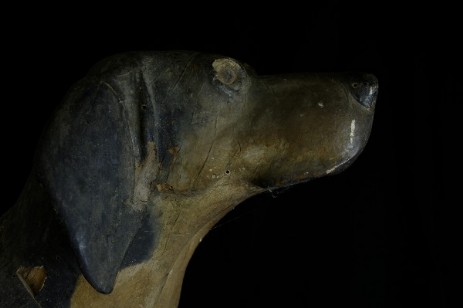 Scultura lignea policroma raffigurante un cane da caccia seduto (sec. XVIII); fase del processo di restauro - Polychrome wooden sculpture portraying a hunting dog sitting (XVIII century) step of the restoration process