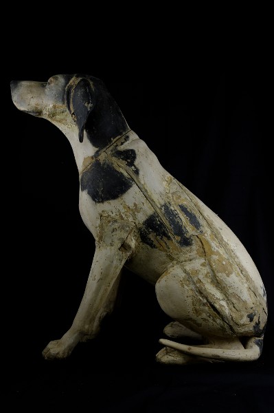 Scultura lignea policroma raffigurante un cane da caccia seduto (sec. XVIII); fase del processo di restauro - Polychrome wooden sculpture portraying a hunting dog sitting (XVIII century) step of the restoration process