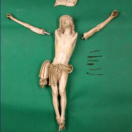Scultura in avorio raffigurante Cristo crocifisso, fase del processo di restauro. - Ivory sculpture representing Christ crucified, step of restoration