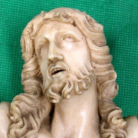 Scultura in avorio raffigurante Cristo crocifisso, fase del processo di restauro. - Ivory sculpture representing Christ crucified, step of restoration