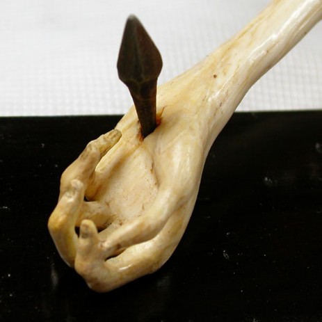 Scultura in avorio raffigurante Cristo crocifisso, fase del processo di restauro. - Ivory sculpture representing Christ crucified, step of restoration