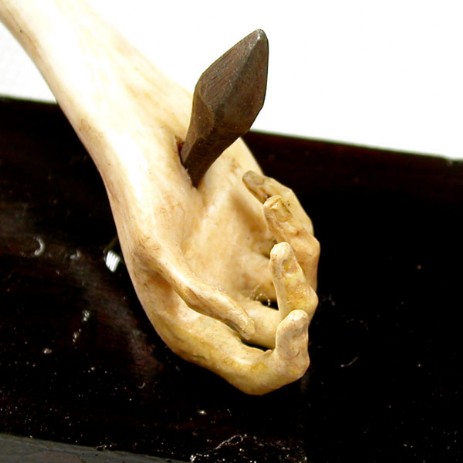 Scultura in avorio raffigurante Cristo crocifisso, fase del processo di restauro. - Ivory sculpture representing Christ crucified, step of restoration