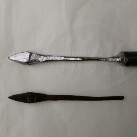 Scultura in avorio raffigurante Cristo crocifisso, fase del processo di restauro. - Ivory sculpture representing Christ crucified, step of restoration