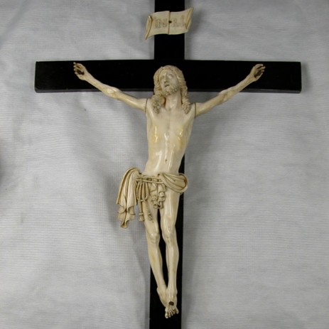 Scultura in avorio raffigurante Cristo crocifisso, fase del processo di restauro. - Ivory sculpture representing Christ crucified, step of restoration