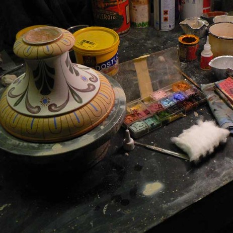 Grande vaso in maiolica Ginori, seconda metà del XIX sec. fase del processo di restauro.- Big vase majolica Ginori, the second half of the nineteenth century. step of the restoration process.