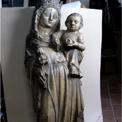 Scultura gotica in pietra calcarea raffigurante la Madonna con bambino, Francia 1340 circa, fase del processo di restauro.- Gothic sculpture in calcareous stone depicting the Madonna and Child, France around 1340, step of the restoration process