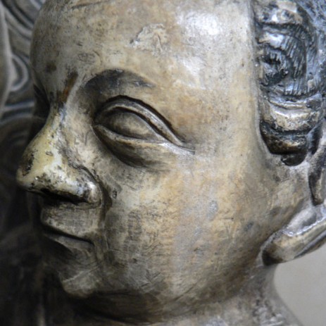 Scultura gotica in pietra calcarea raffigurante la Madonna con bambino, Francia 1340 circa, fase del processo di restauro.- Gothic sculpture in calcareous stone depicting the Madonna and Child, France around 1340, step of the restoration process