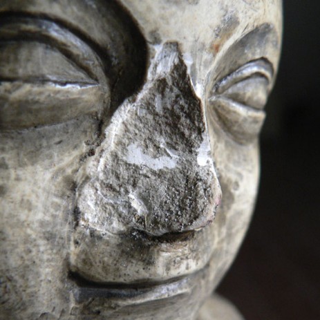 Scultura gotica in pietra calcarea raffigurante la Madonna con bambino, Francia 1340 circa, fase del processo di restauro.- Gothic sculpture in calcareous stone depicting the Madonna and Child, France around 1340, step of the restoration process