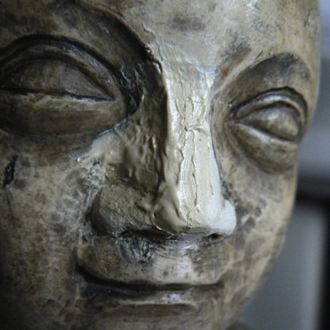 Scultura gotica in pietra calcarea raffigurante la Madonna con bambino, Francia 1340 circa, fase del processo di restauro.- Gothic sculpture in calcareous stone depicting the Madonna and Child, France around 1340, step of the restoration process