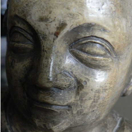 Scultura gotica in pietra calcarea raffigurante la Madonna con bambino, Francia 1340 circa, fase del processo di restauro.- Gothic sculpture in calcareous stone depicting the Madonna and Child, France around 1340, step of the restoration process