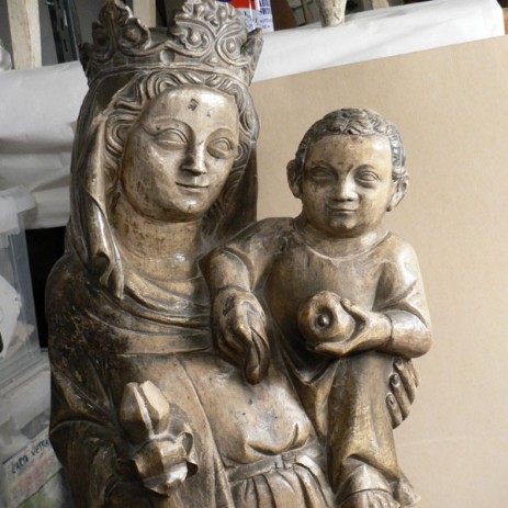 Scultura gotica in pietra calcarea raffigurante la Madonna con bambino, Francia 1340 circa, fase del processo di restauro.- Gothic sculpture in calcareous stone depicting the Madonna and Child, France around 1340, step of the restoration process