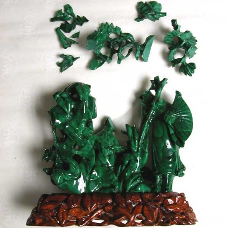 Scultura orientale  in pietra dura ( malachite ), fase del processo di restauro -  Oriental sculpture in semi-precious stones (malachite), step of restoration