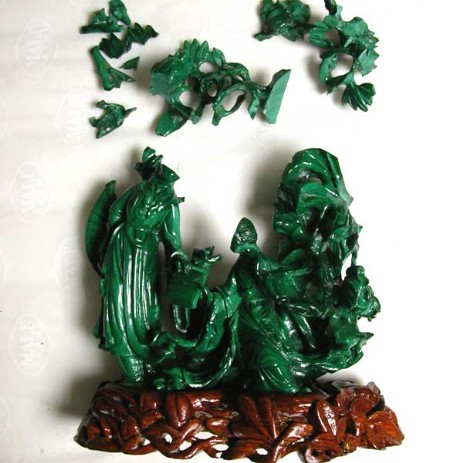 Scultura orientale  in pietra dura ( malachite ), fase del processo di restauro -  Oriental sculpture in semi-precious stones (malachite), step of restoration