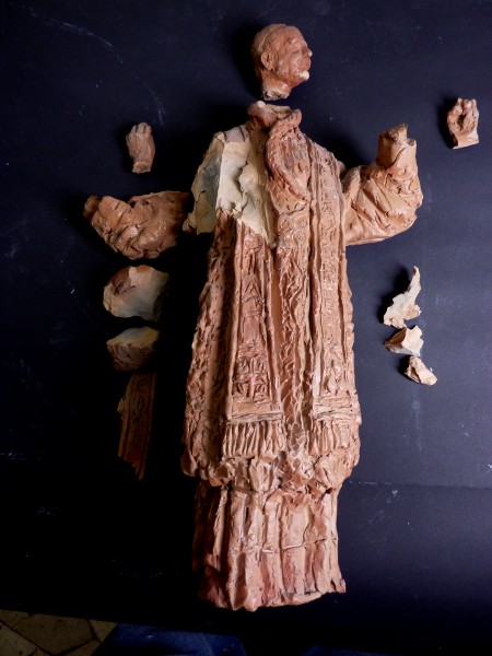 Statuetta in terracotta raffigurante papa PaoloVI di Antonio Berti, fase del processo di restauro.- Terracotta statuette representing Pope Paul VI by Antonio Berti, a step of the 'process of restoration