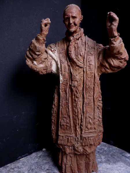 Statuetta in terracotta raffigurante papa PaoloVI di Antonio Berti, fase del processo di restauro.- Terracotta statuette representing Pope Paul VI by Antonio Berti, a step of the 'process of restoration