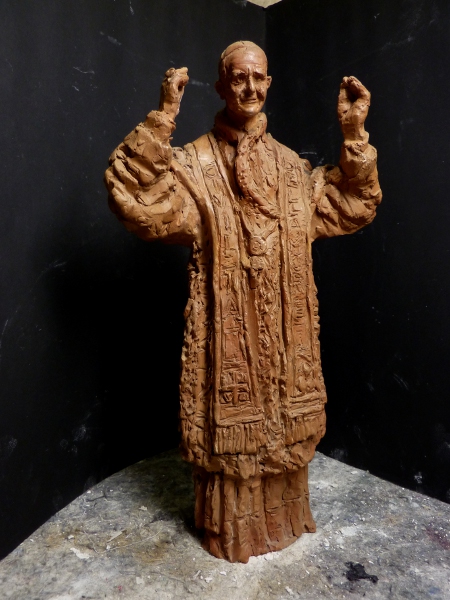 Statuetta in terracotta raffigurante papa PaoloVI di Antonio Berti, fase del processo di restauro.- Terracotta statuette representing Pope Paul VI by Antonio Berti, a step of the 'process of restoration