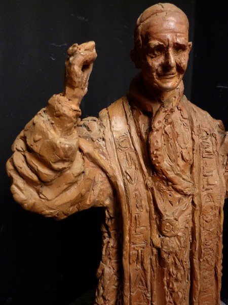 Statuetta in terracotta raffigurante papa PaoloVI di Antonio Berti, fase del processo di restauro.- Terracotta statuette representing Pope Paul VI by Antonio Berti, a step of the 'process of restoration