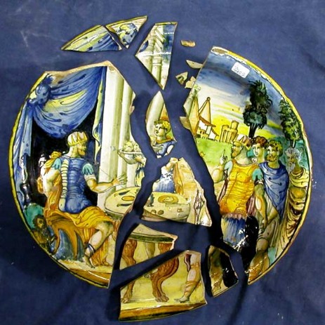 Piatto in maiolica istoriato di Urbino, fase del processo di restauro  Majolica plate historiated of Urbino step of restoratio