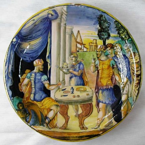 Piatto in maiolica istoriato di Urbino, fase del processo di restauro  Majolica plate historiated of Urbino step of restoratio