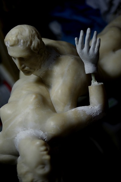 Scultura in alabastro, copia del Ratto delle Sabine di Giambologna (sec. XIX), fase del processo di restauro. - Sculpture in alabaster, a copy of the Rape of the Sabines by Giambologna (XIX century), step of restoration