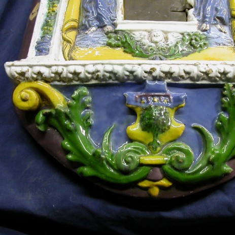 Edicola ciborio in maiolica di scuola robbiana, fase del processo di restauro. -  Aedicola ciborium in majolica della Robbia school, step of the restoration process.