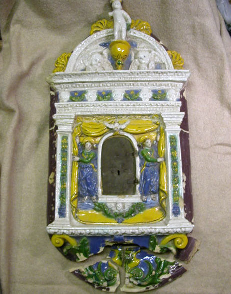 Edicola ciborio in maiolica di scuola robbiana, fase del processo di restauro. -  Aedicola ciborium in majolica della Robbia school, step of the restoration process.