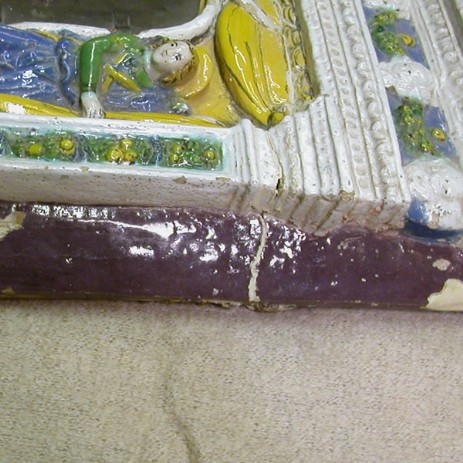 Edicola ciborio in maiolica di scuola robbiana, fase del processo di restauro. -  Aedicola ciborium in majolica della Robbia school, step of the restoration process.