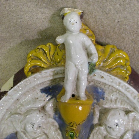 Edicola ciborio in maiolica di scuola robbiana, fase del processo di restauro. -  Aedicola ciborium in majolica della Robbia school, step of the restoration process.