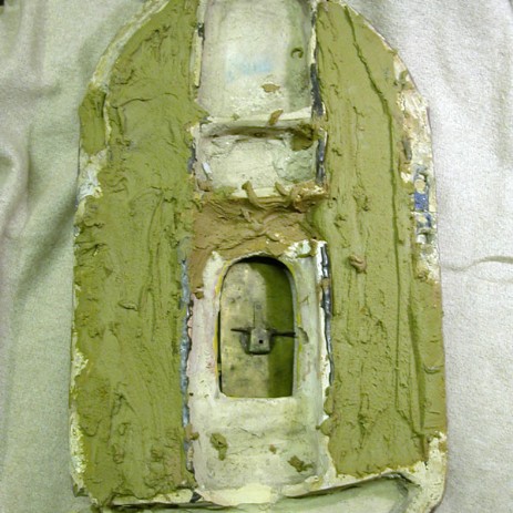 Edicola ciborio in maiolica di scuola robbiana, fase del processo di restauro. -  Aedicola ciborium in majolica della Robbia school, step of the restoration process.