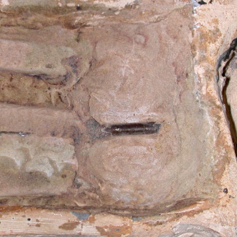 Edicola ciborio in maiolica di scuola robbiana, fase del processo di restauro. -  Aedicola ciborium in majolica della Robbia school, step of the restoration process.