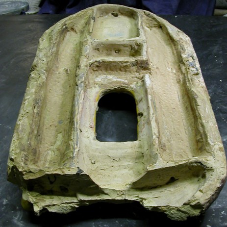 Edicola ciborio in maiolica di scuola robbiana, fase del processo di restauro. -  Aedicola ciborium in majolica della Robbia school, step of the restoration process.