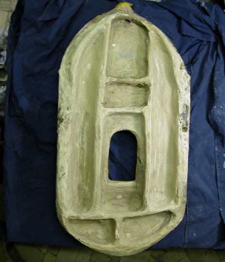 Edicola ciborio in maiolica di scuola robbiana, fase del processo di restauro. -  Aedicola ciborium in majolica della Robbia school, step of the restoration process.