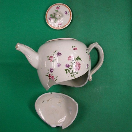 Teiera Meissen in porcellana con decorazioni floreali, sec. XVIII, fase del processo di restauro. - Meissen porcelain teapot with floral designs, sec. Eighteenth step of the restoration process.
