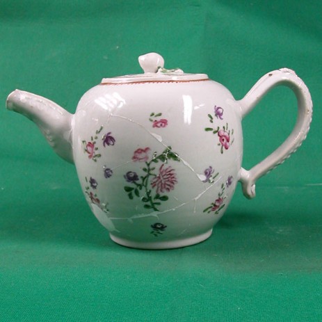Teiera Meissen in porcellana con decorazioni floreali, sec. XVIII, fase del processo di restauro. - Meissen porcelain teapot with floral designs, sec. Eighteenth step of the restoration process.