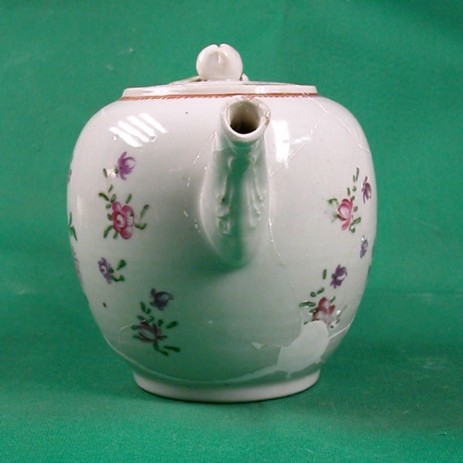 Teiera Meissen in porcellana con decorazioni floreali, sec. XVIII, fase del processo di restauro. - Meissen porcelain teapot with floral designs, sec. Eighteenth step of the restoration process.