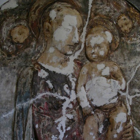 Tondo in terracotta policroma raffigurante la Madonna con il bambino (sec. XVI - XVII) iter di restauro; restauro mimetico, invisibile; fase del restauro -Tondo polychrome terracotta portraying the Madonna and Child (century XVI - XVII) process of invisible restoration,  step of the restoration process