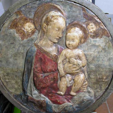 Tondo in terracotta policroma raffigurante la Madonna con il bambino (sec. XVI - XVII) iter di restauro; restauro mimetico, invisibile; fase del restauro -Tondo polychrome terracotta portraying the Madonna and Child (century XVI - XVII) process of invisible restoration,  step of the restoration process