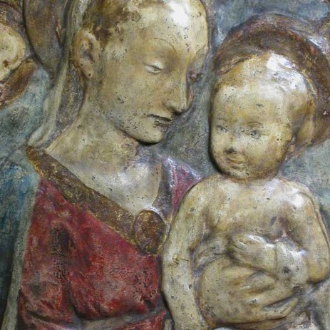 Tondo in terracotta policroma raffigurante la Madonna con il bambino (sec. XVI - XVII) iter di restauro; restauro mimetico, invisibile; fase del restauro -Tondo polychrome terracotta portraying the Madonna and Child (century XVI - XVII) process of invisible restoration,  step of the restoration process