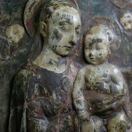Tondo in terracotta policroma raffigurante la Madonna con il bambino (sec. XVI - XVII) iter di restauro; restauro mimetico, invisibile; fase del restauro -Tondo polychrome terracotta portraying the Madonna and Child (century XVI - XVII) process of invisible restoration,  step of the restoration process