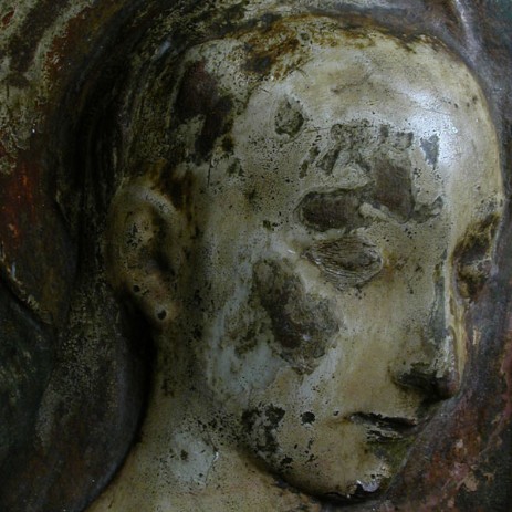 Tondo in terracotta policroma raffigurante la Madonna con il bambino (sec. XVI - XVII) iter di restauro; restauro mimetico, invisibile; fase del restauro -Tondo polychrome terracotta portraying the Madonna and Child (century XVI - XVII) process of invisible restoration,  step of the restoration process