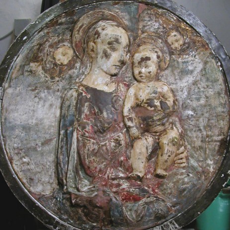 Tondo in terracotta policroma raffigurante la Madonna con il bambino (sec. XVI - XVII) iter di restauro; restauro mimetico, invisibile; fase del restauro -Tondo polychrome terracotta portraying the Madonna and Child (century XVI - XVII) process of invisible restoration,  step of the restoration process