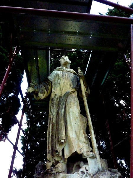 Grande statua marmorea collocata in esterno raffigurante S. Fiacre, Firenze 1696; fase del processo di restauro - Large marble statue was located in external representing St. Fiacre, Florence 1696, step the restoration process