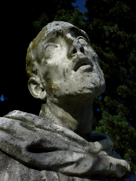 Grande statua marmorea collocata in esterno raffigurante S. Fiacre, Firenze 1696; fase del processo di restauro - Large marble statue was located in external representing St. Fiacre, Florence 1696, step the restoration process